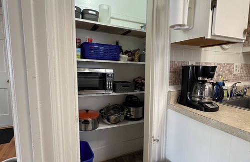 Troy Apartment | Downtown Troy Cozy, Quiet, Sunny- 1Bed - Laundry