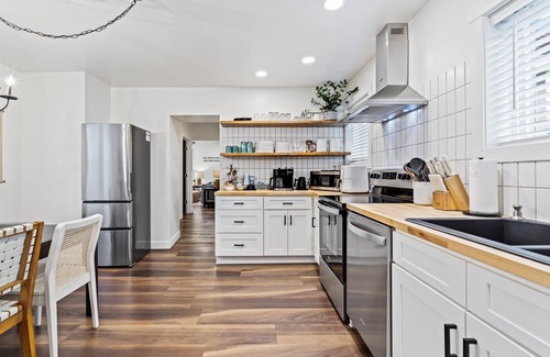 Troy House | Downtown “Troy House” Cozy Modern Renovated