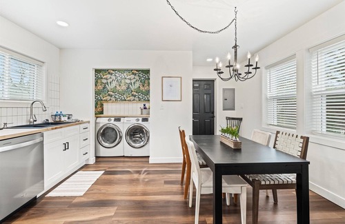 Troy House | Downtown “Troy House” Cozy Modern Renovated