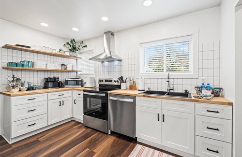 Troy House | Downtown “Troy House” Cozy Modern Renovated