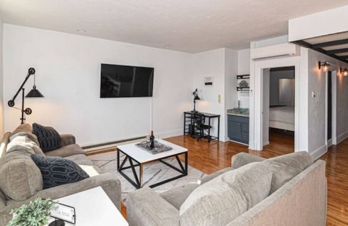 Racine House | Downtown Two Bedroom/Two Bathroom Full Apartment