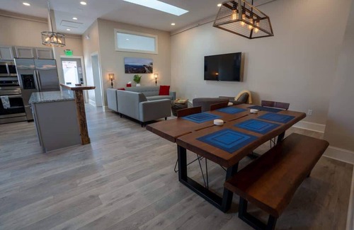 Roanoke Apartment | Downtown Urban Retreat~ 6 Beds ~Perfect for Groups