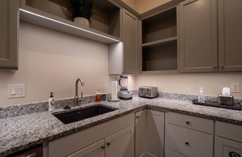 Roanoke Apartment | Downtown Urban Retreat~ 6 Beds ~Perfect for Groups
