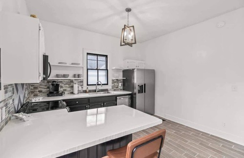 Columbia House | Downtown, USC, King, 3 TVs, Fast Wi-Fi, Pets