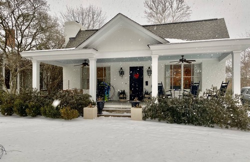 Oxford House | Downtown Van Buren House- University on one side- Square on the other- sleeps 8