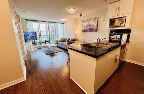 Crosstown Apartment | Downtown Vancouver, 1 Bd room and den, pool, gym, free parking, skytrain, view