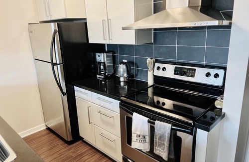 Crosstown Apartment | Downtown Vancouver, 1 Bd room and den, pool, gym, free parking, skytrain, view