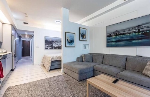 Gastown Apartment | downtown Vancouver, 5mins to waterfront, Roger’s arena and lots of restaurants