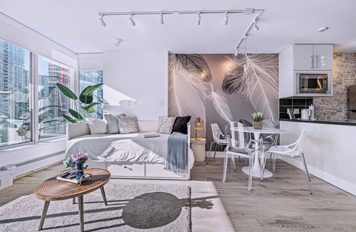 Crosstown Apartment | Downtown Vancouver next to the SkyTrain, BC Place, Rogers Arena, Casino, shops.