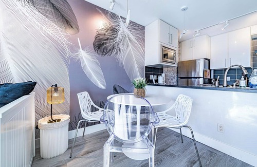 Crosstown Apartment | Downtown Vancouver next to the SkyTrain, BC Place, Rogers Arena, Casino, shops.