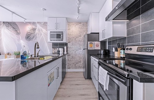 Crosstown Apartment | Downtown Vancouver next to the SkyTrain, BC Place, Rogers Arena, Casino, shops.