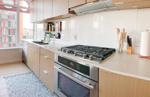 Southeast False Creek Condo | Downtown Vancouver (Olympic Village), free parking, gym, A/C, close to transit