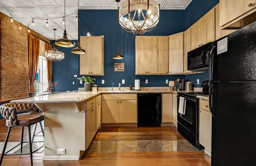 Great Falls Apartment | Downtown View|In Unit Laundry|Parking|King Bed