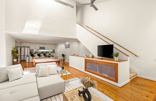 Montrose House | Downtown View!Luxury Townhome Cozy Mid-Century 4th ward historic site! King bed