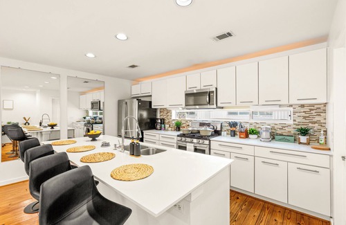 Montrose House | Downtown View!Luxury Townhome Cozy Mid-Century 4th ward historic site! King bed
