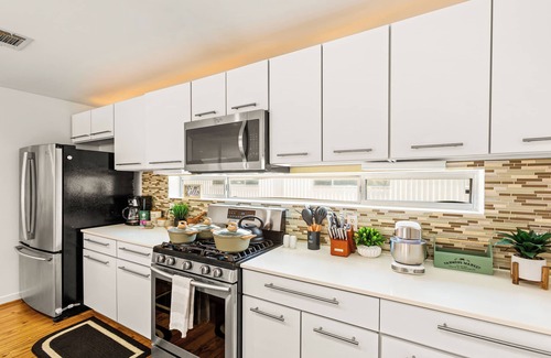Montrose House | Downtown View!Luxury Townhome Cozy Mid-Century 4th ward historic site! King bed