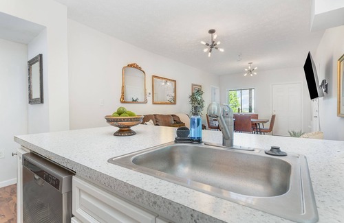 East Price Hill Apartment | Downtown Views- 4 Minutes to Downtown