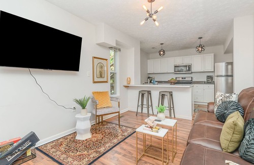East Price Hill Apartment | Downtown Views- 4 Minutes to Downtown