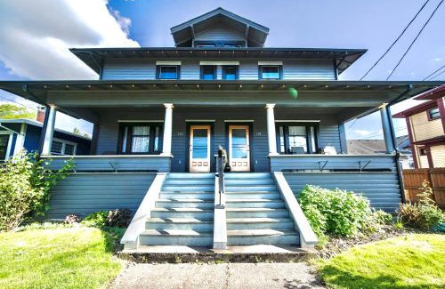 Albany Apartment | Downtown Vintage Modern Home PNW Wineries
