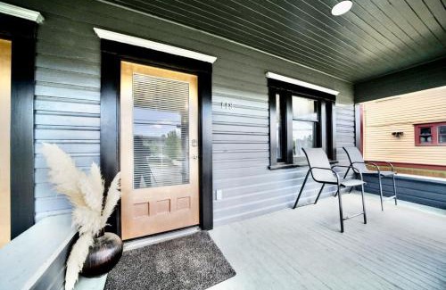 Albany Apartment | Downtown Vintage Modern Home PNW Wineries