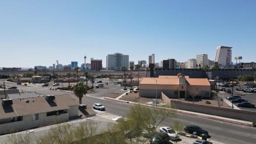 Downtown Las Vegas Apartment | Downtown, Walk to Downtown Free Parking