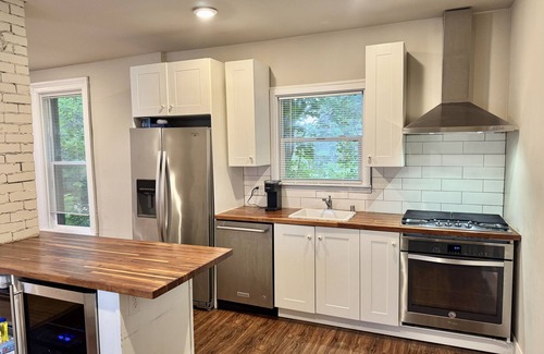Tenney-Lapham House | Downtown Walkable Home - Near UW + Shops and Bars.