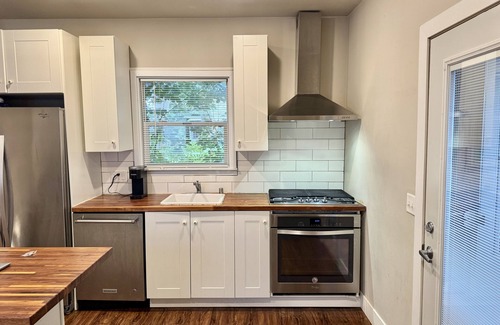 Tenney-Lapham House | Downtown Walkable Home - Near UW + Shops and Bars.