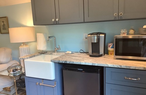 The Bluff Cottage | Downtown waterfront Walking Distance to Everything!