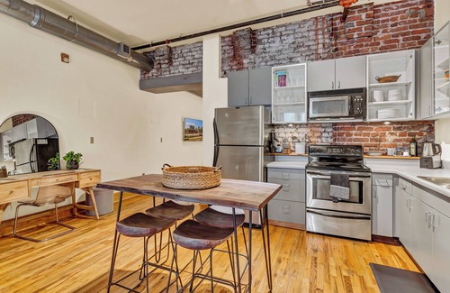 Old City Apartment | Downtown Zen Den, Comfort and convenience in downtown Knoxville