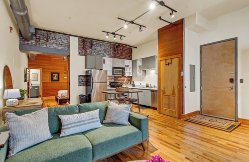 Old City Apartment | Downtown Zen Den: Homecoming weekend open to book