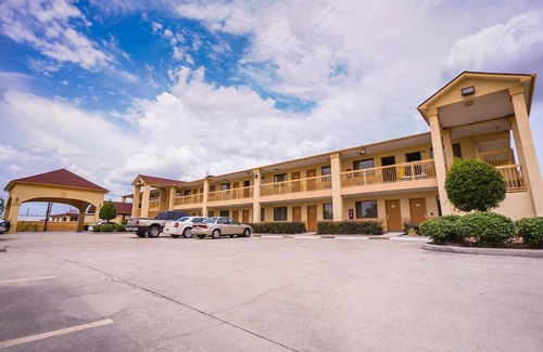 Southeast Houston Hotel | Downtowner Inn and Suites - Houston