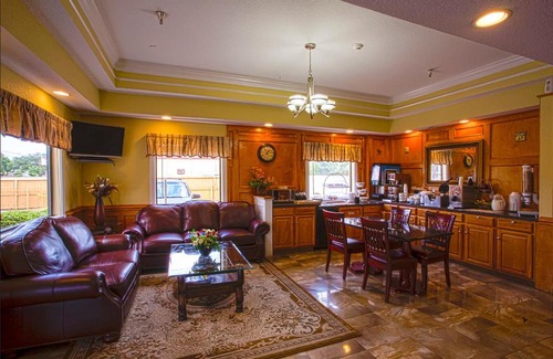 Southeast Houston Hotel | Downtowner Inn and Suites - Houston