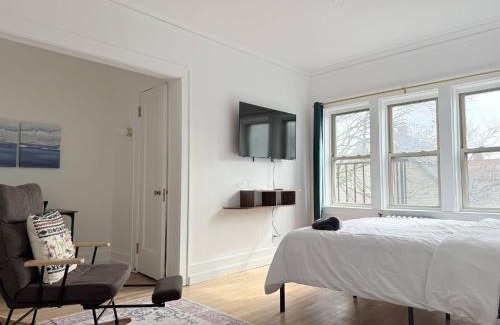 East Avenue Apartment | Downtownrochesterretreatstylishstudiowithkitchen