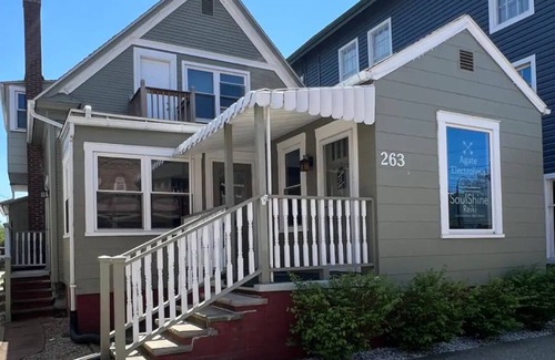 Loudonville Apartment | Downtwn Loudonville Upstairs 1 Bed Apartment