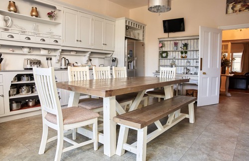 Blandford Saint Mary House | DOWNWOOD VINEYARD MANOR HOUSE - SLEEPS 16 | CELEBRATION HOUSE | HOT TUB | SWIMMING POOL | TENNIS COU