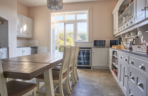 Blandford Saint Mary House | DOWNWOOD VINEYARD MANOR HOUSE - SLEEPS 16 | CELEBRATION HOUSE | HOT TUB | SWIMMING POOL | TENNIS COU