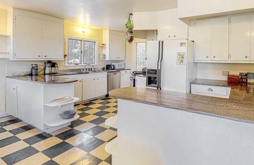 Healdsburg House | Dragon Cottage | Historic house in Healdsburg with Russian River Valley views