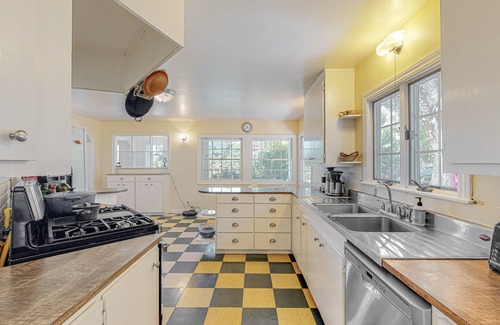Healdsburg House | Dragon Cottage | Historic house in Healdsburg with Russian River Valley views