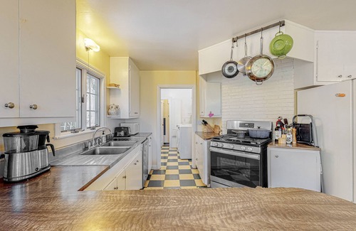 Healdsburg House | Dragon Cottage | Historic house in Healdsburg with Russian River Valley views