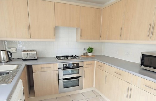 Stoke Gifford House | Dragonfly Abodes 4-Bed Sleeps 9 for teams in Bristol Near MoD + Parking