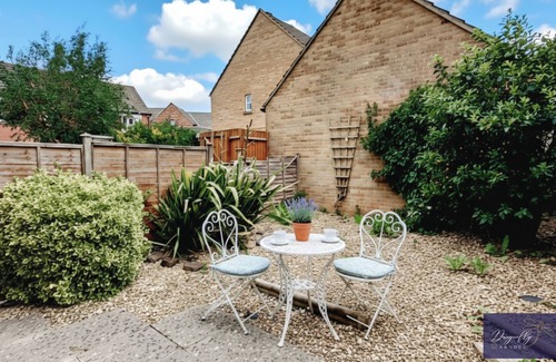 Stoke Gifford House | Dragonfly Abodes 4-Bed Sleeps 9 for teams in Bristol Near MoD + Parking
