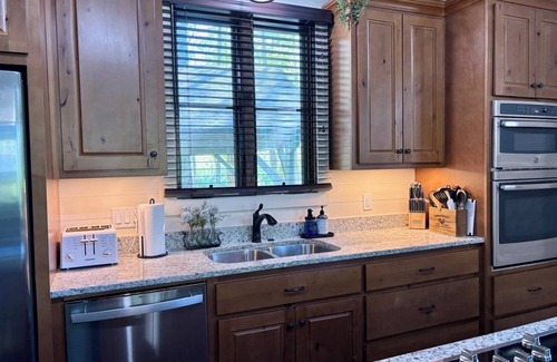 Glenville House | Dragonfly Cottage: Dog Friendly, Enclosed Yard Area, Community Perks