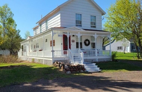 Eagle River House | Dragonfly Cottage: Your Autumn Escape to Vibrant Colors and Adventure