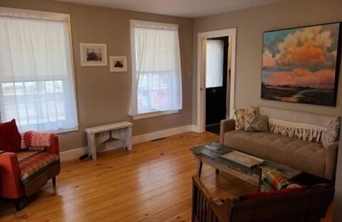 Eagle River House | Dragonfly Cottage: Your Autumn Escape to Vibrant Colors and Adventure