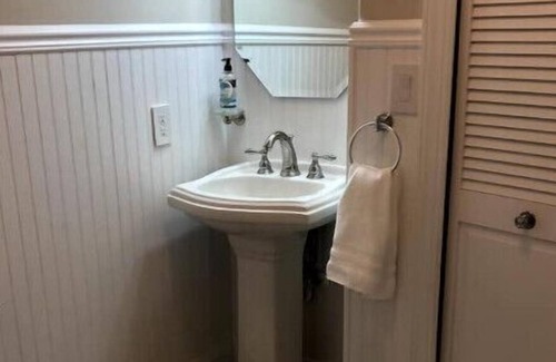 Gainesville House | Dragonfly cove-2 bedroom private apartment on lake