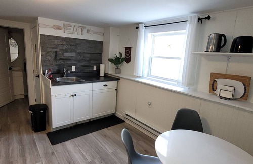 Fredericton Apartment | Dragonfly Den, 2 bdrm with sauna, fire pit, hot tub. 2 min drive to downtown