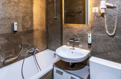 Le Prieure Hotel | Drake Longchamp