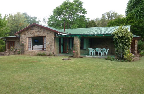 Cathkin Park Cottage | Drakensberg House - Champagne Valley Sleeps 1-8 persons.