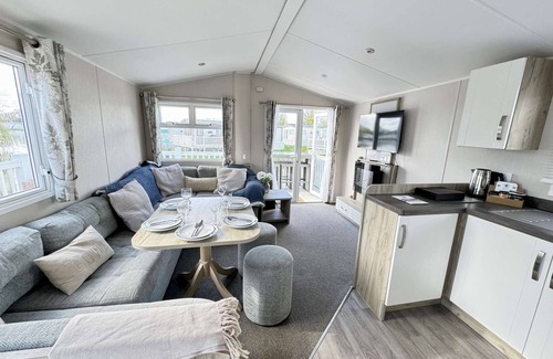 South Cerney House | Drakes View, dog friendly and on the edge of Mallard Lake