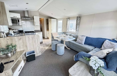 South Cerney House | Drakes View, dog friendly and on the edge of Mallard Lake